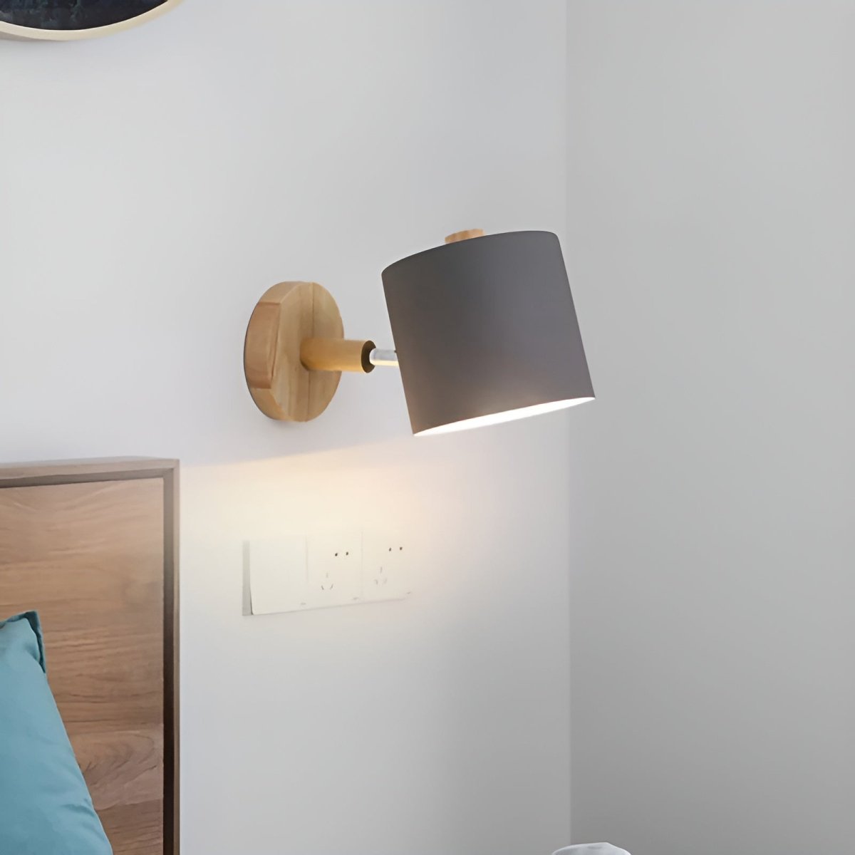 Auri – Verstelbare Pastel Wandlamp (Scandinavisch Ontwerp, Houtaccent)