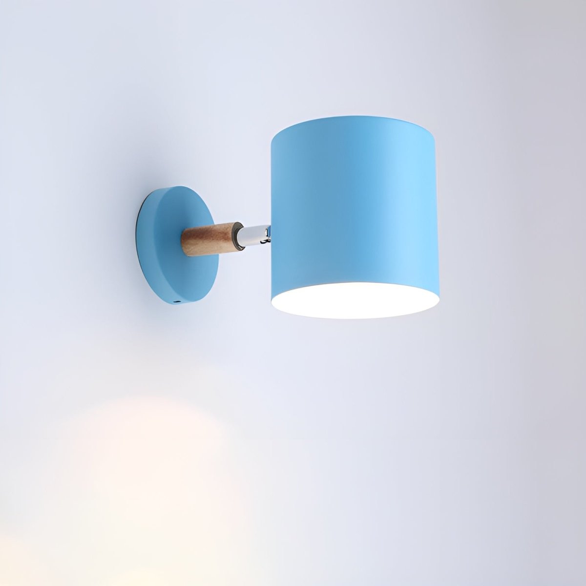 Auri – Verstelbare Pastel Wandlamp (Scandinavisch Ontwerp, Houtaccent)