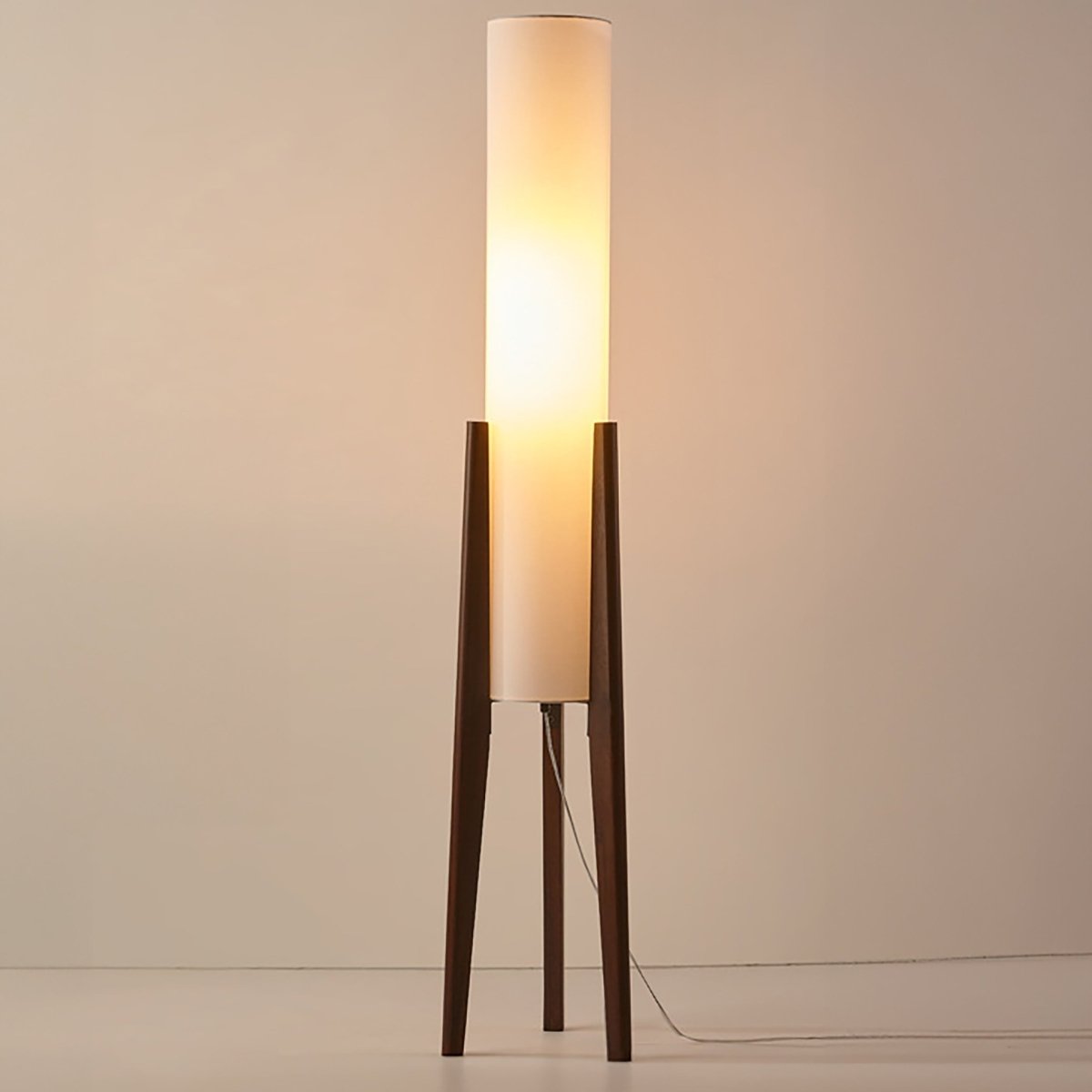 Nordic Glow – Walnoot Houten Vloerlamp